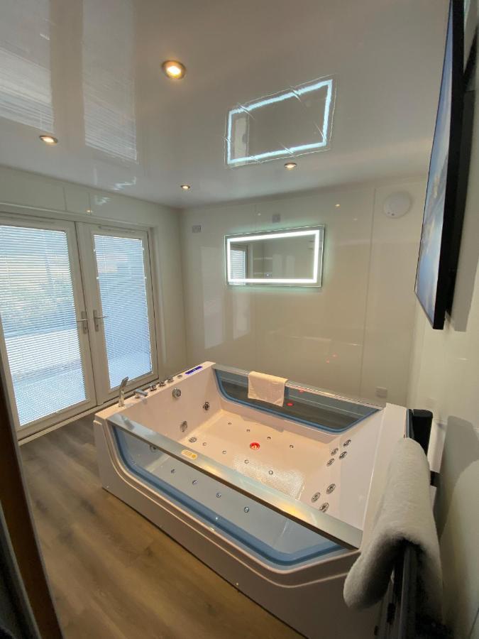 Highland Stays - Ben View Room & Jacuzzi Bath Fort William Exterior photo